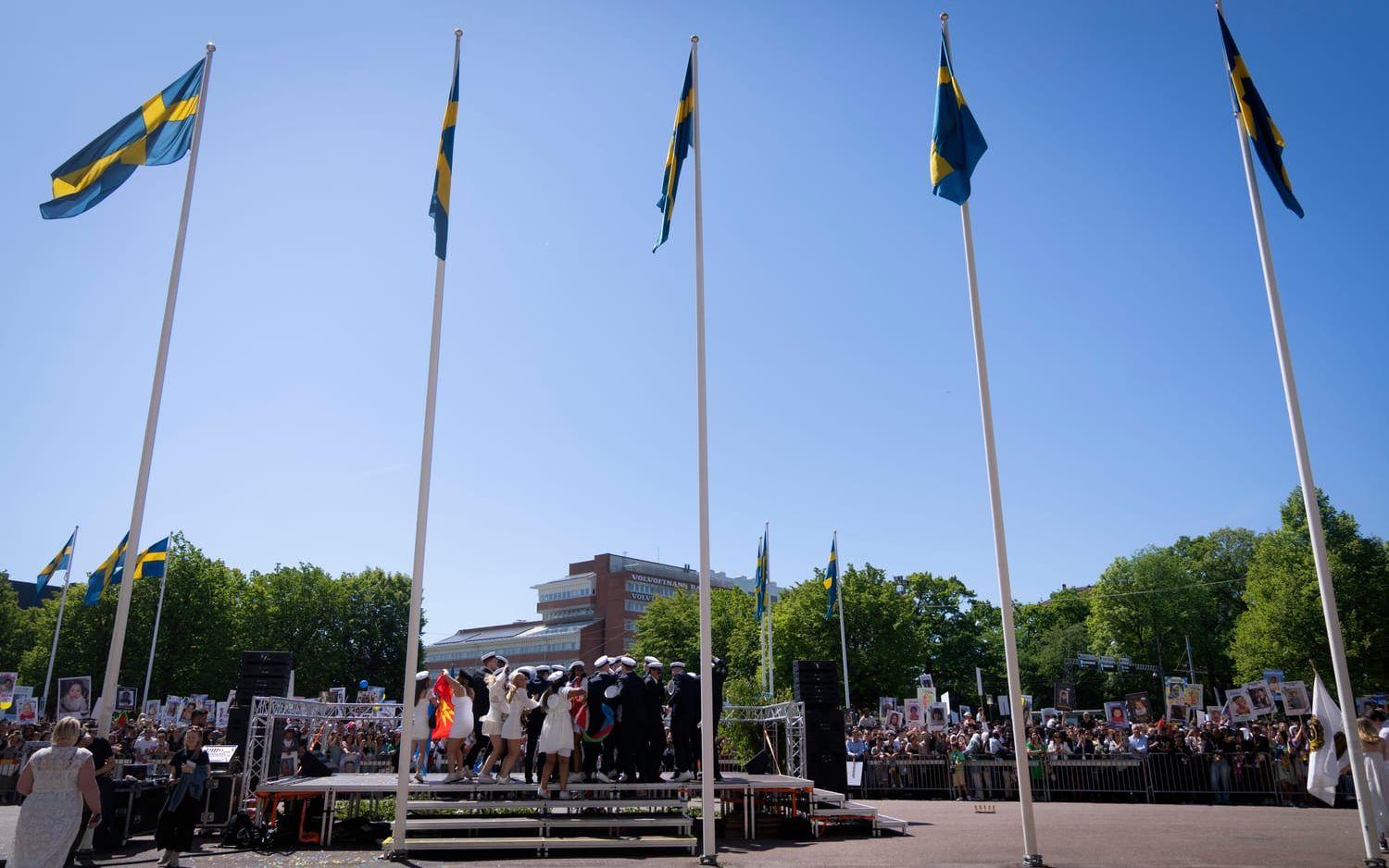 Till hissade flaggor intog studenterna en liten scen som byggts upp. I publiken hundratals föräldrar och släktingar som samlats för att fira.