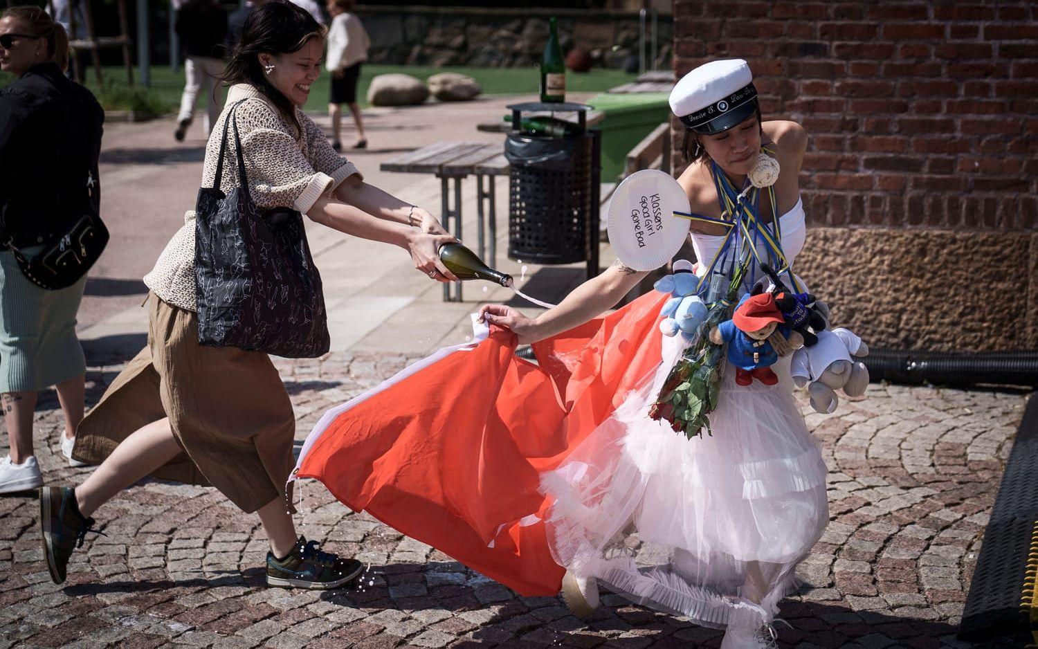 "Klassens good girl gone bad" firade med såväl gosedjur och blommor runt halsen som en flagga som släp.