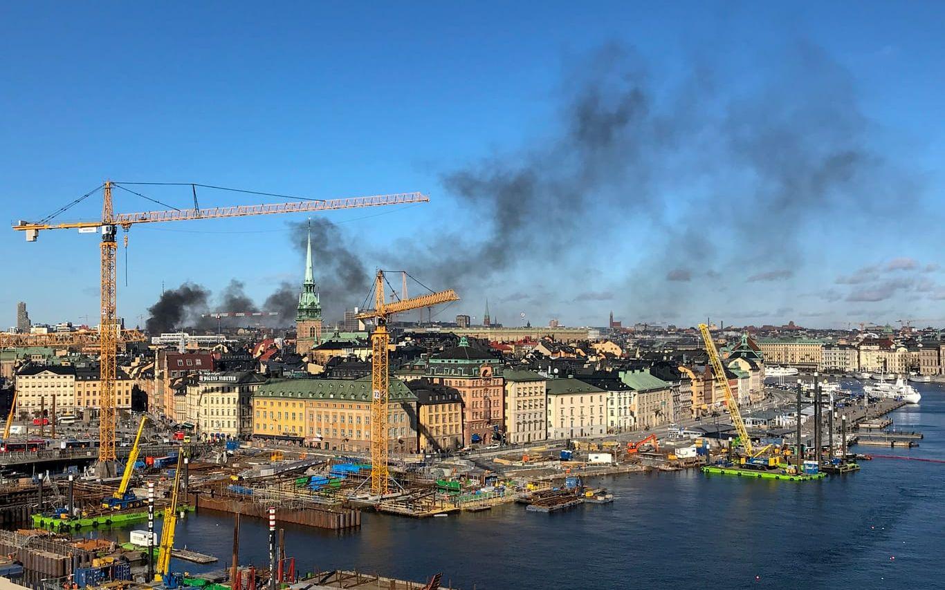 Buss i kraftig brand på Tegelbacken i Stockholm.