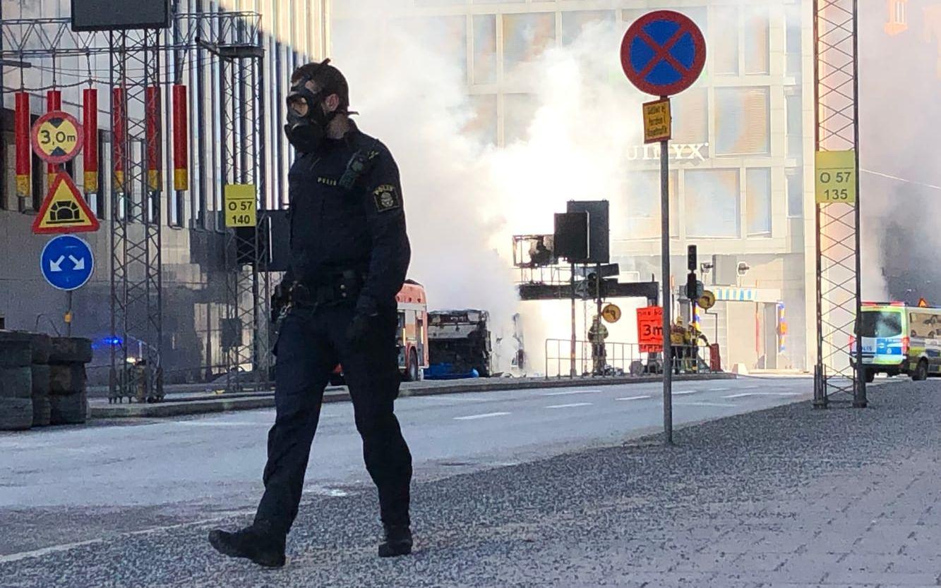 Buss i kraftig brand på Tegelbacken i Stockholm.