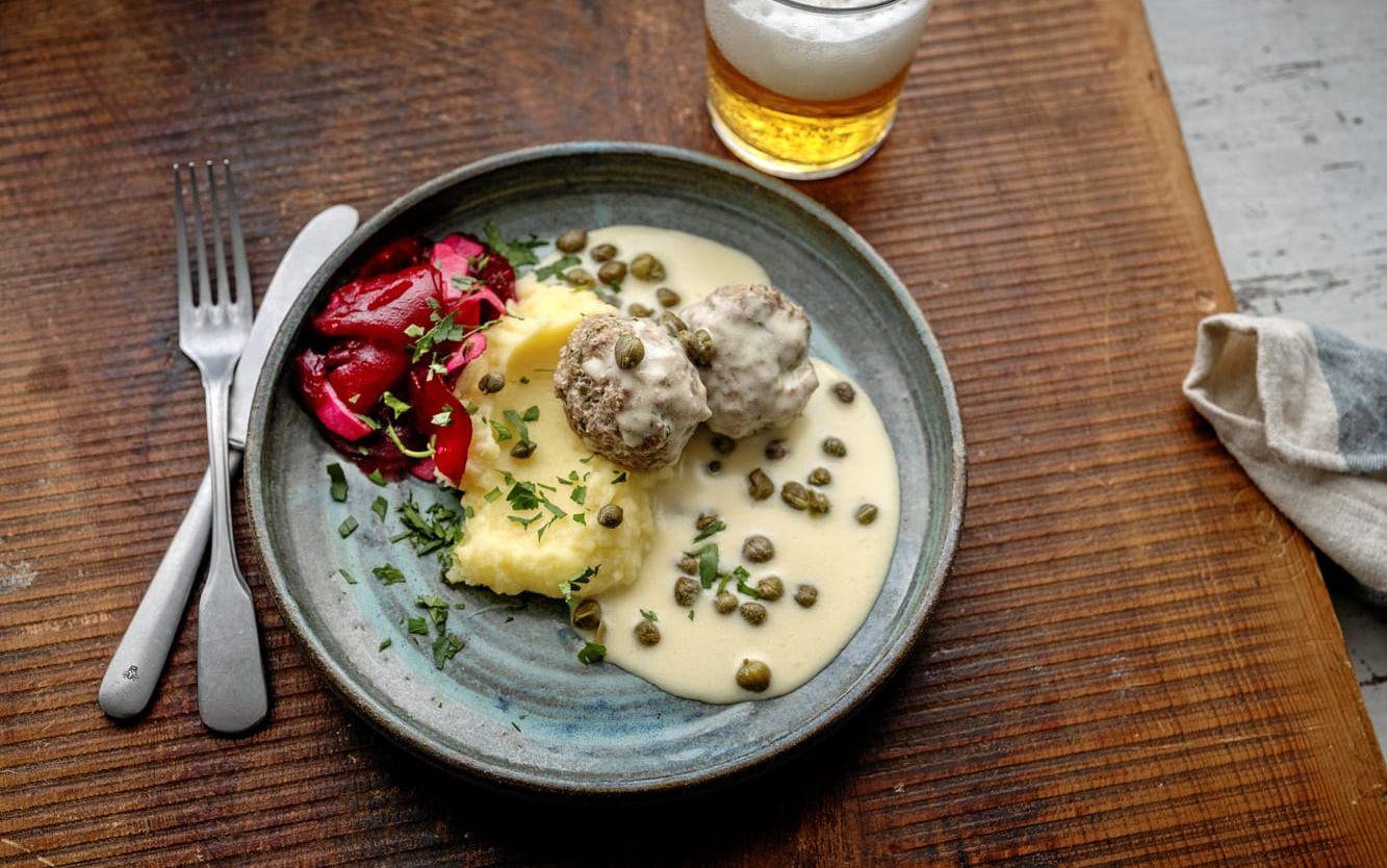 Köningsberger klopse, det vill säga kalvfrikadeller med gräddig kaprissås, och en liten rödbetssallad med äpple och fruktig vinäger.