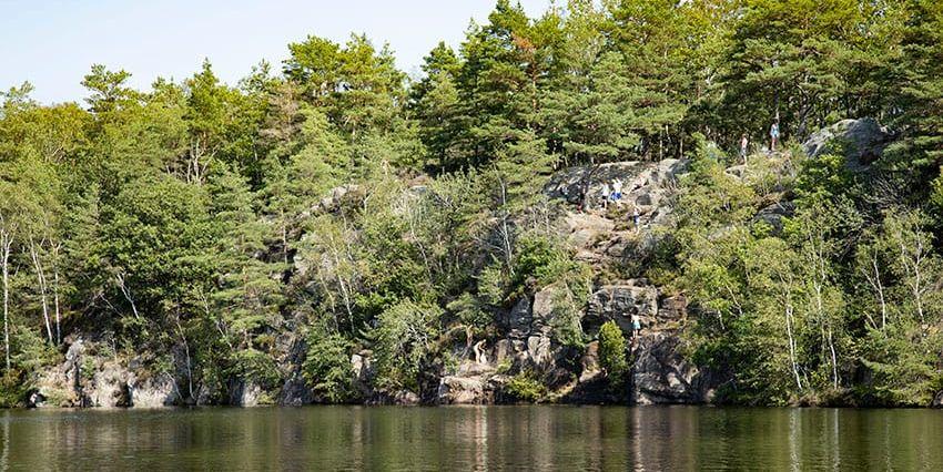 Fredrik Schenholm rekommenderar den som vill komma undan turisterna att ta sig en bit bort för att komma undan turisterna. Här under en tur till Västra långvattnet i Delsjöområdet.