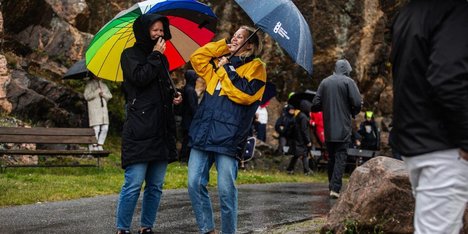 Maria Fält och Maria Öhrn kämpade mot blåsten och regnet. 