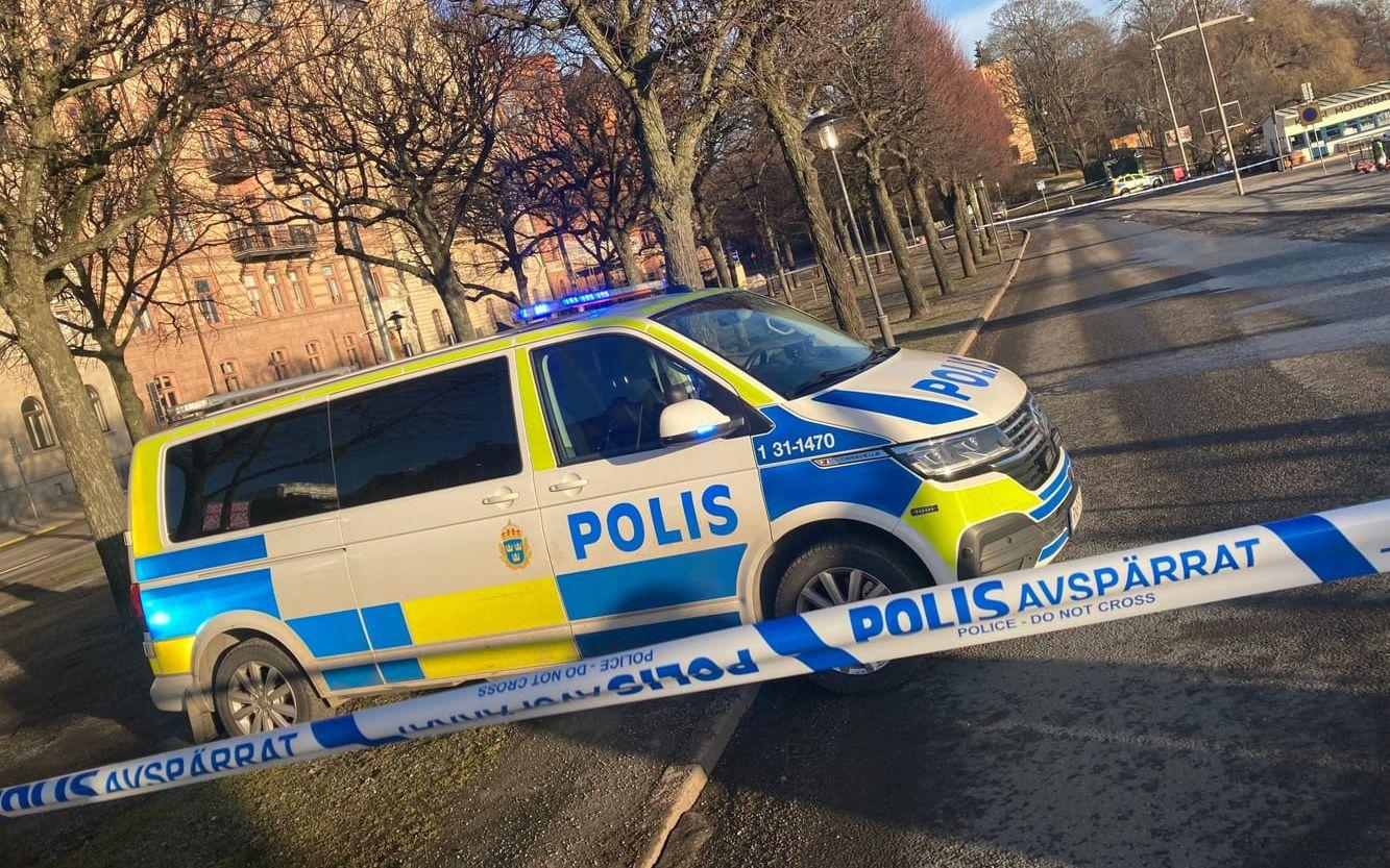 En stor polisinsats drog igång och omfattande avspärrningar upprättades runt ambassaden.