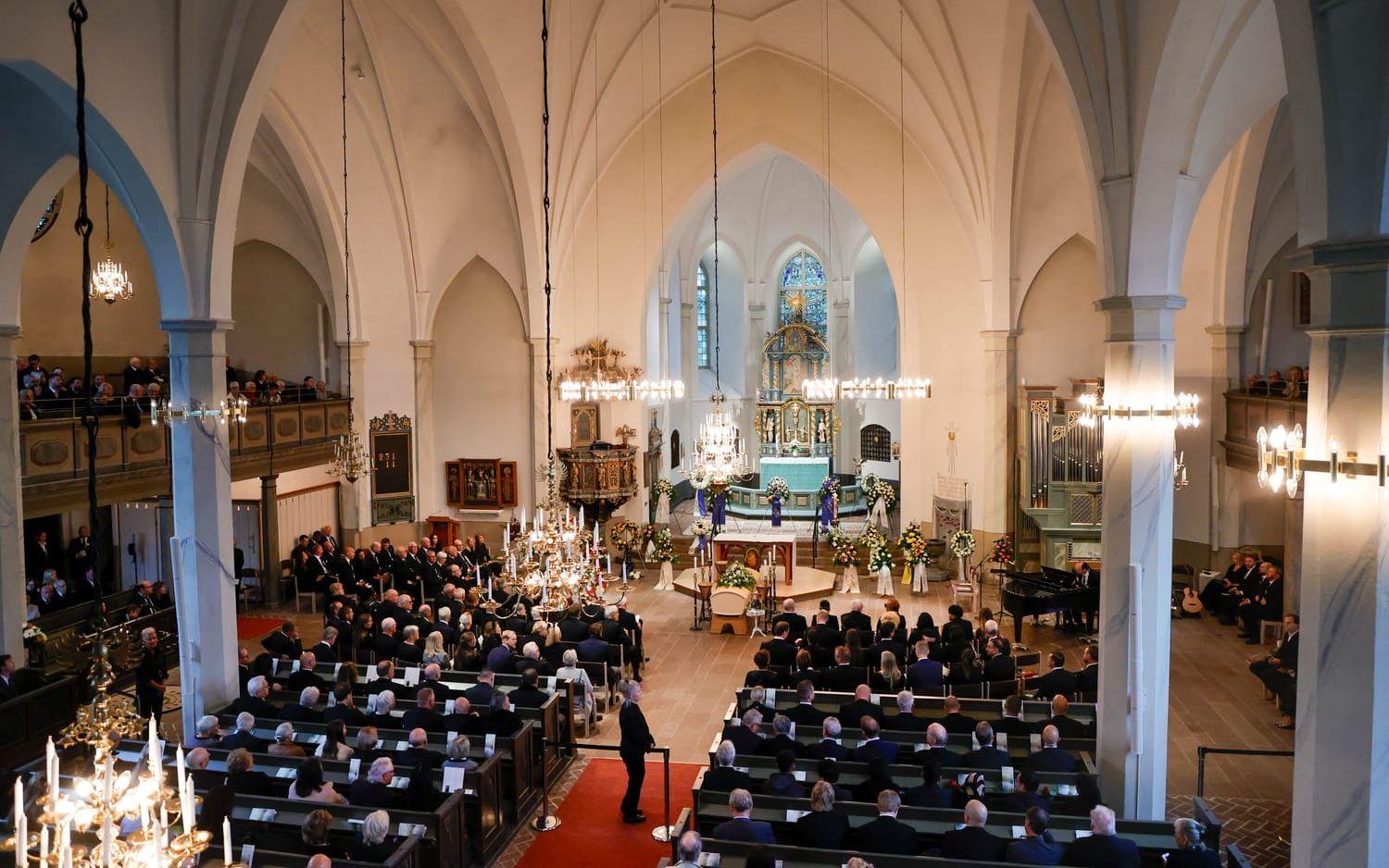 Ceremonin i kyrkan varade i drygt en timme. 