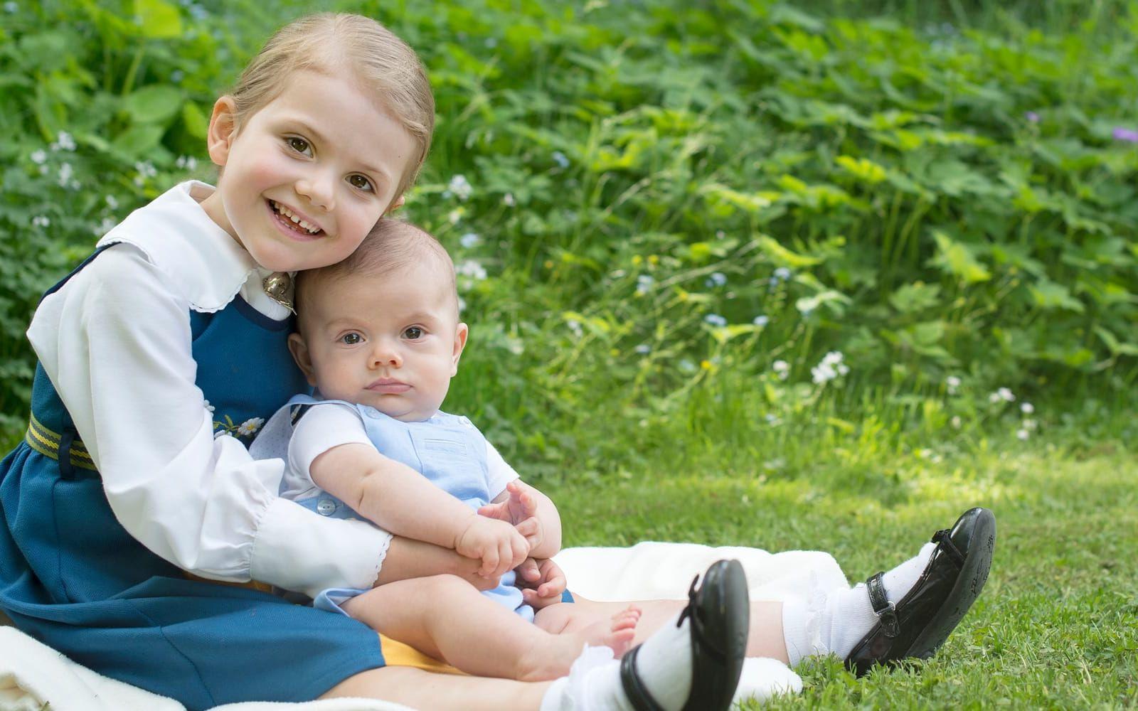 6 juni: En nationaldagshälsning från hovet i form av prinsessan Estelle och lillebror prins Oscar. Foto: Kate Gabor/Kungahuset.se