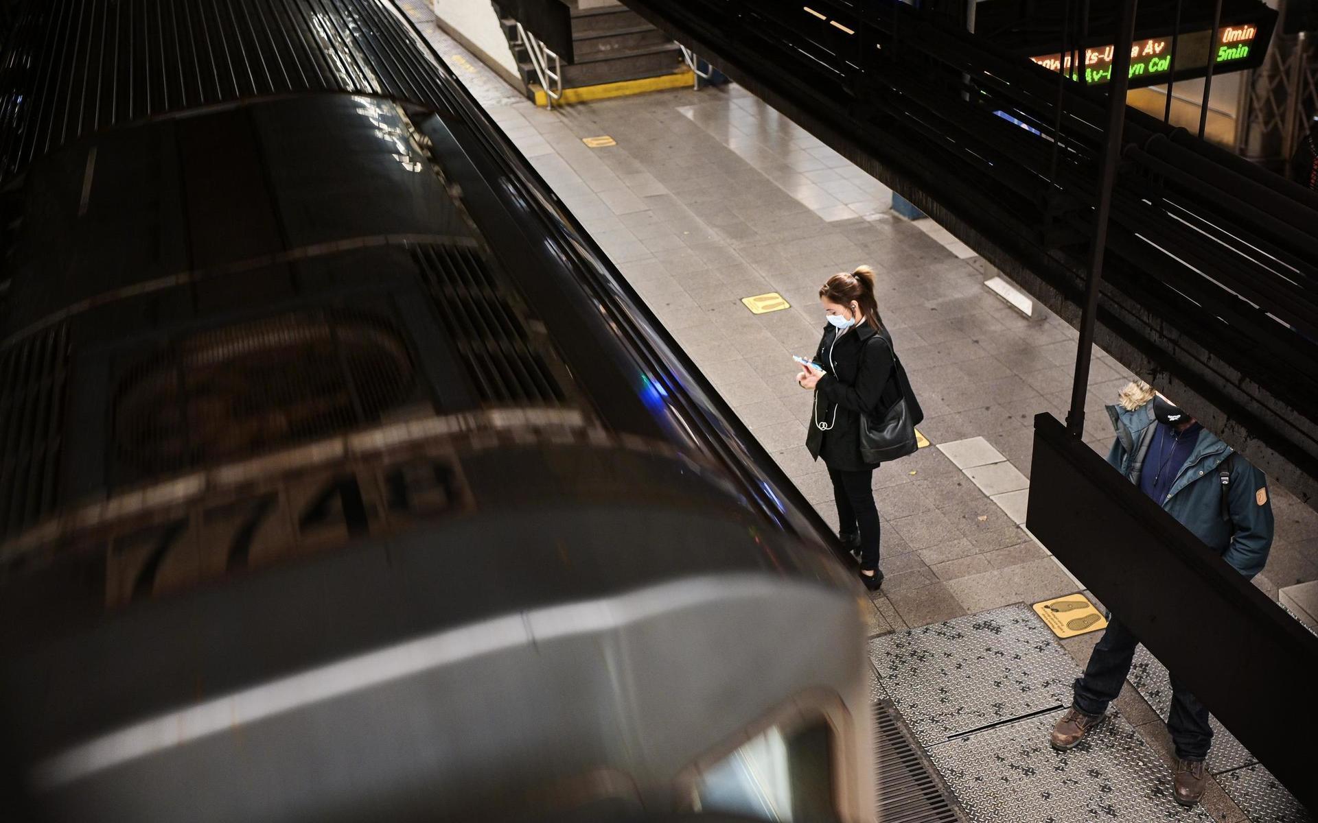 <strong id="strong-1a302ead1c51a8f7fcb5599242271f13">New York, 30 okt, 18.08. </strong> En kvinna väntar på tunnelbanestationen 14th Street - Union Square.