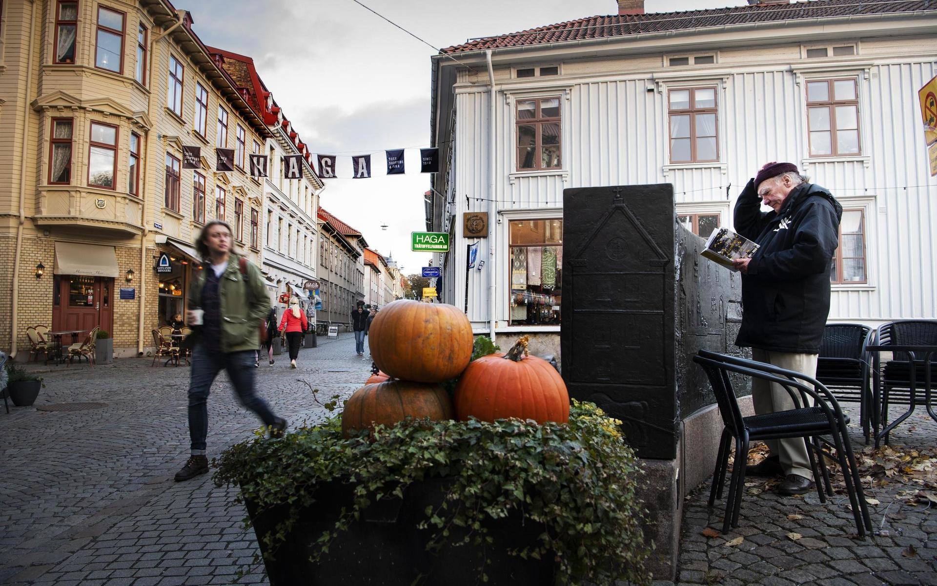 <strong id="strong-0c47f4a1e02cb6d1cf9390449688d40b">Göteborg, 30 okt, 16.58. </strong> På Haga Nygata i Göteborg står Johan Bergström, 73, på säkert coronaavstånd till de förbipasserande bakom en mur. ”Min hustru blev dålig i våras och låg 12 dagar i respirator och efter det blev jag ännu mer försiktig”. Johan är mycket ute på kaféer, men håller sig alltid utomhus, och lyssnar på radio som han har med sig. Idag läser han också Asymmetri av Lisa Halliday. ”Ungdomar håller alldeles för lite avstånd tycker jag, säger Johan.