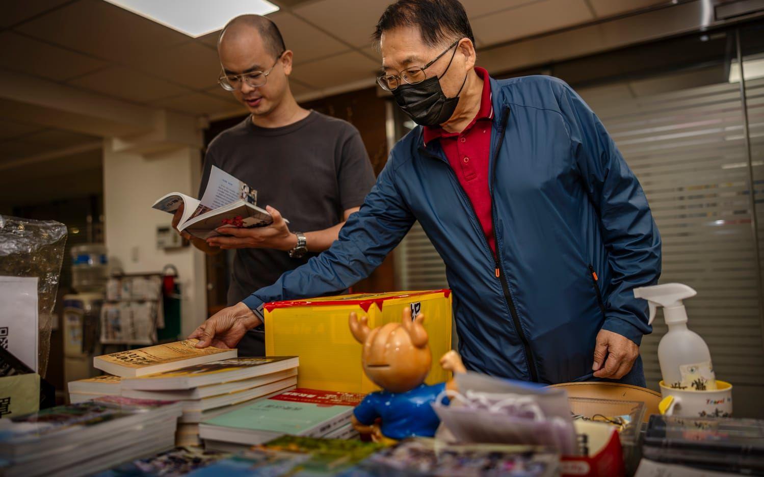 Eric Cheung, 73 år tittar  igenom litteratur och souvenir som finns att hämta på New Party-högkvarteret i Taipei.