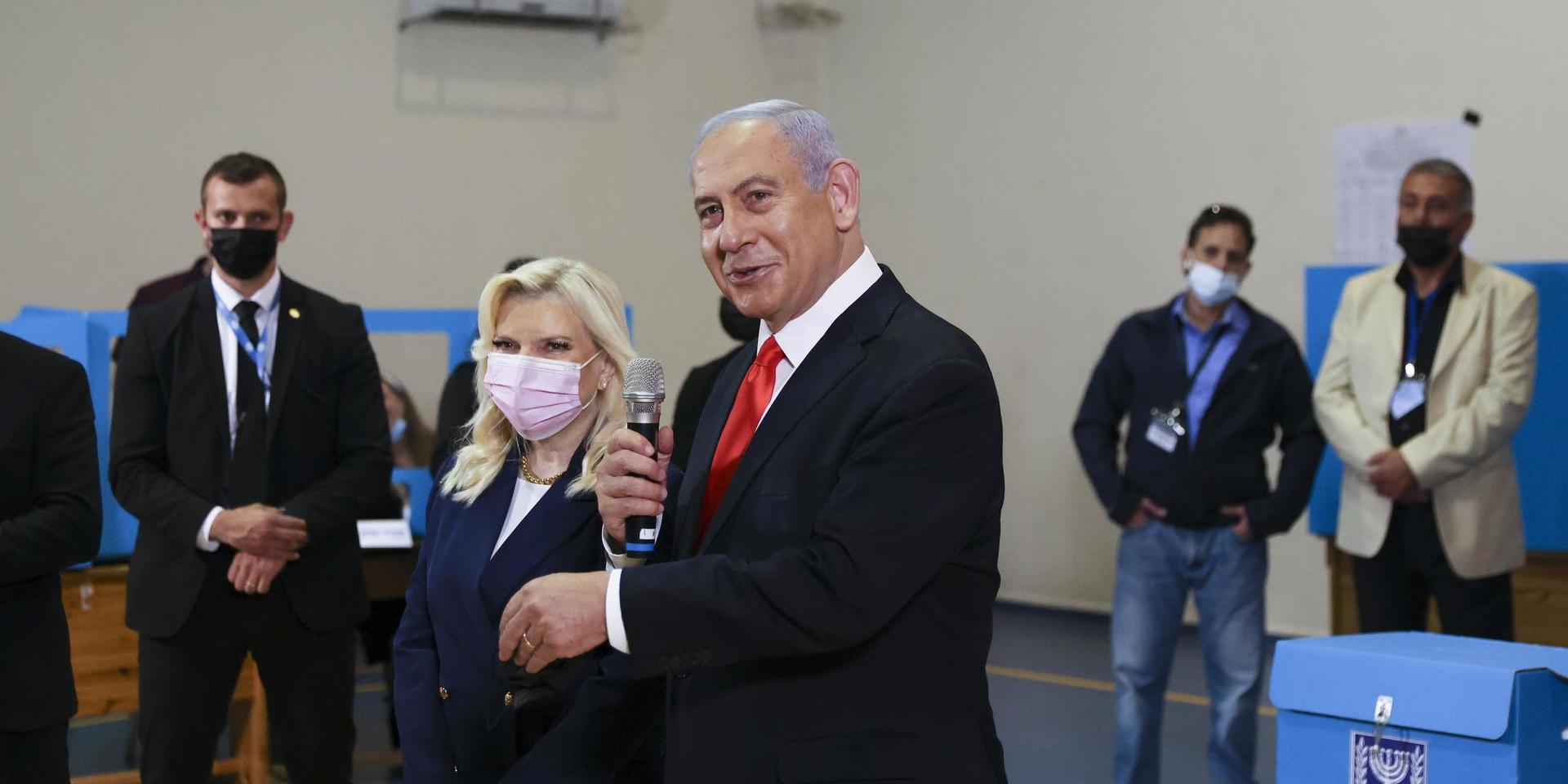 Israels premiärminister Benjamin Netanyahu och hans hustru Sara Netanyahu när de precis har röstat i Jerusalem på valdagen.