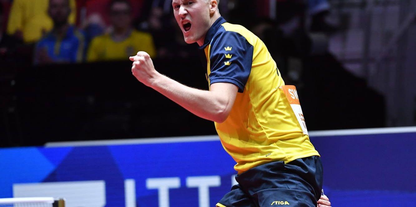 Sveriges Mattias Karlsson mot Englands Liam Pitchford i kvartsfinalen under lag-VM i bordtennis i Halmstad Arena.