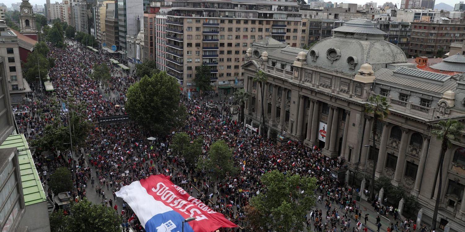 Nära en miljon människor protesterade på gatorna i Santiago, Chile. 