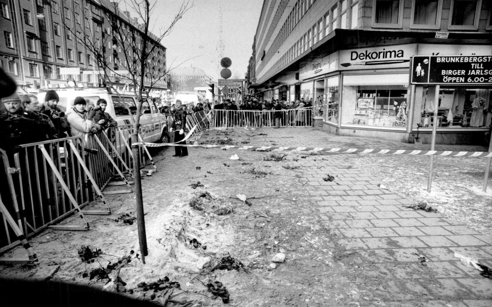 Avspärrningarna där Olof Palme (s) sköts till döds vid hörnet av Sveavägen och Tunnelgatan. 