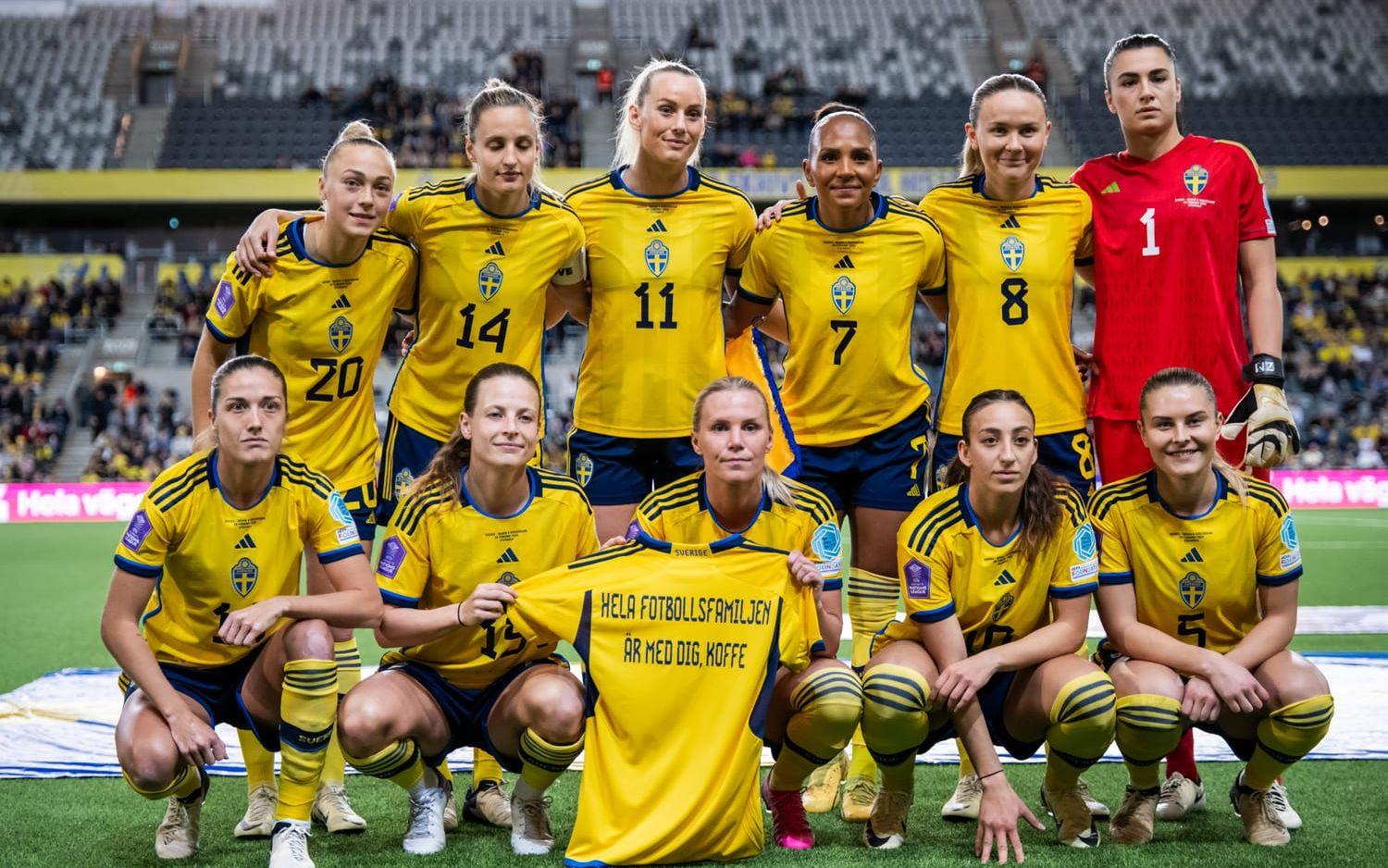 Svenska landslaget hyllade Kristoffer Olsson på Tele2 Arena inför avsparken mot Bosnien-Hercegovina.