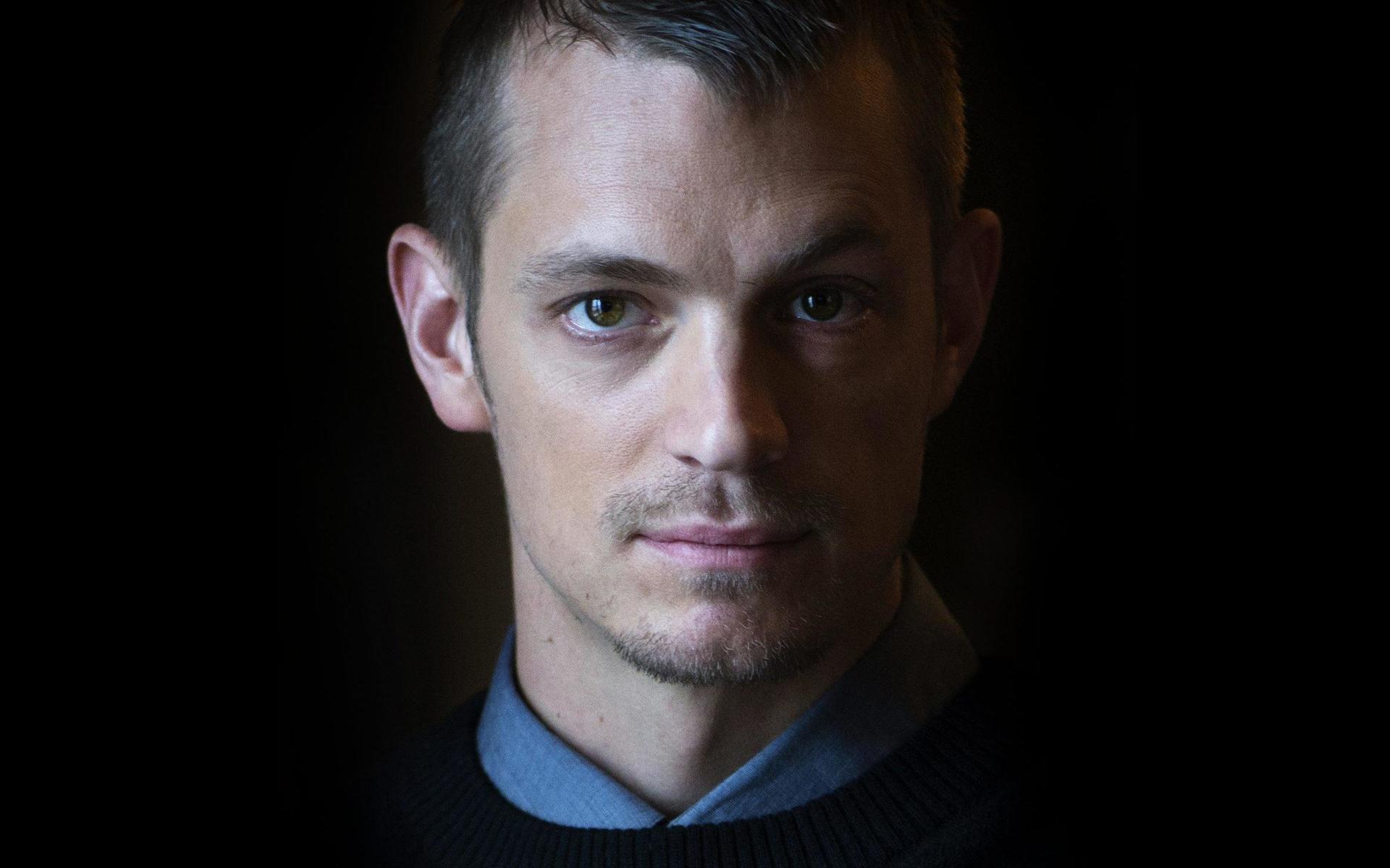 Joel Kinnaman har etablerat sig i Hollywood, här är han fångad av kameran på Grand Hotel i Stockholm i samband med en pressträff för filmen ”Robocop”.