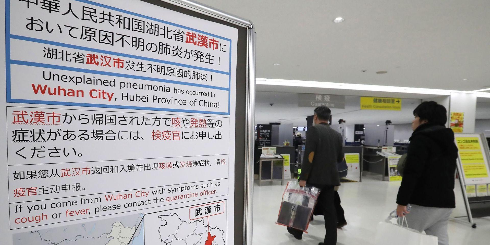 Skyltar på Narita Airport i japanska Chiba varnar för det nya viruset efter att en person i Japan smittats.