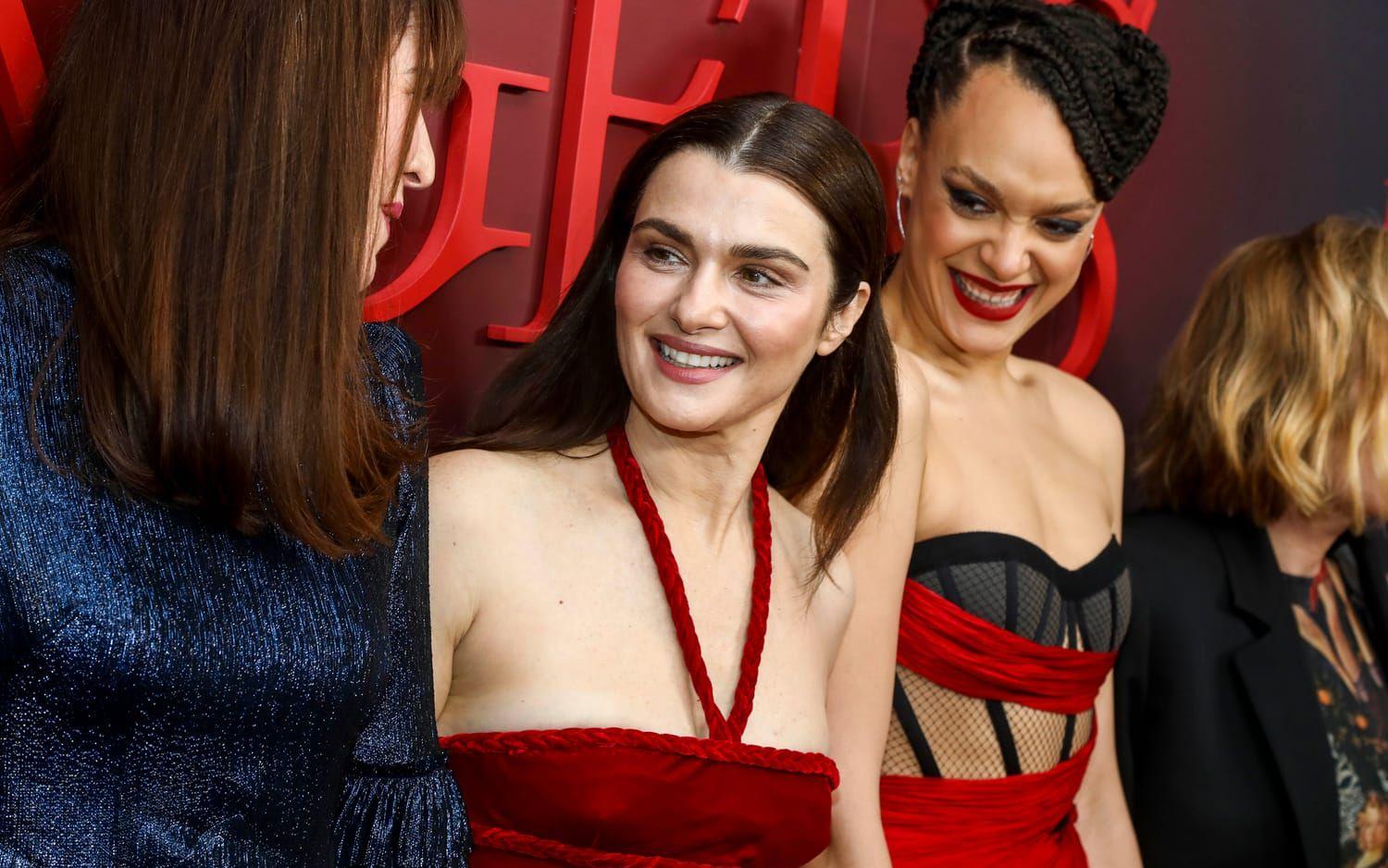 Skådespelarna Rachel Weisz, andra från vänster, och Britne Oldford, tredje från vänster, vid premiären av "Dead Ringers", 2023. I serien visas den nakna kvinnokroppen som vi aldrig sett den förut, menar Carolina Hainer. 