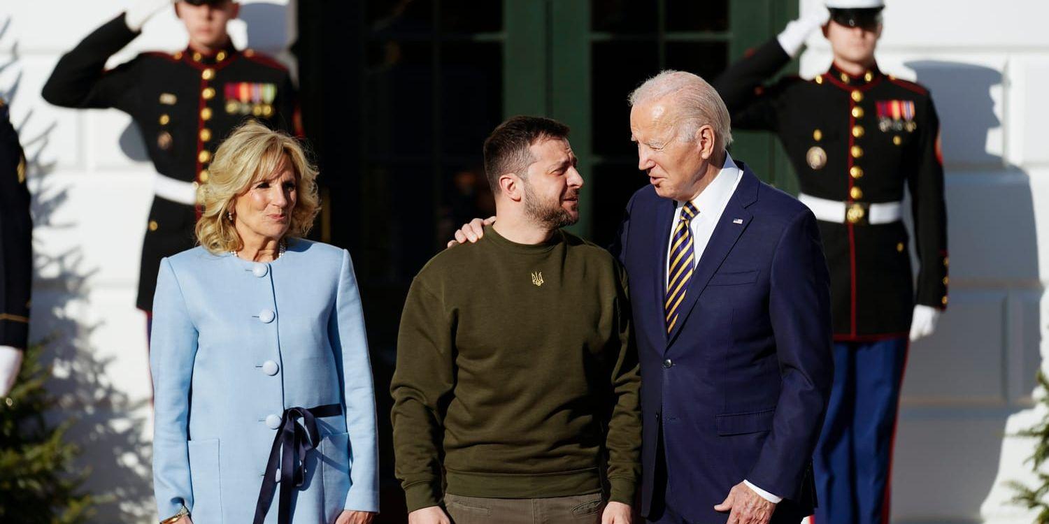 USA:s president Joe Biden och hans hustru Jill Biden välkomnar Ukrainas president Volodymyr Zelenskyj utanför Vita huset.