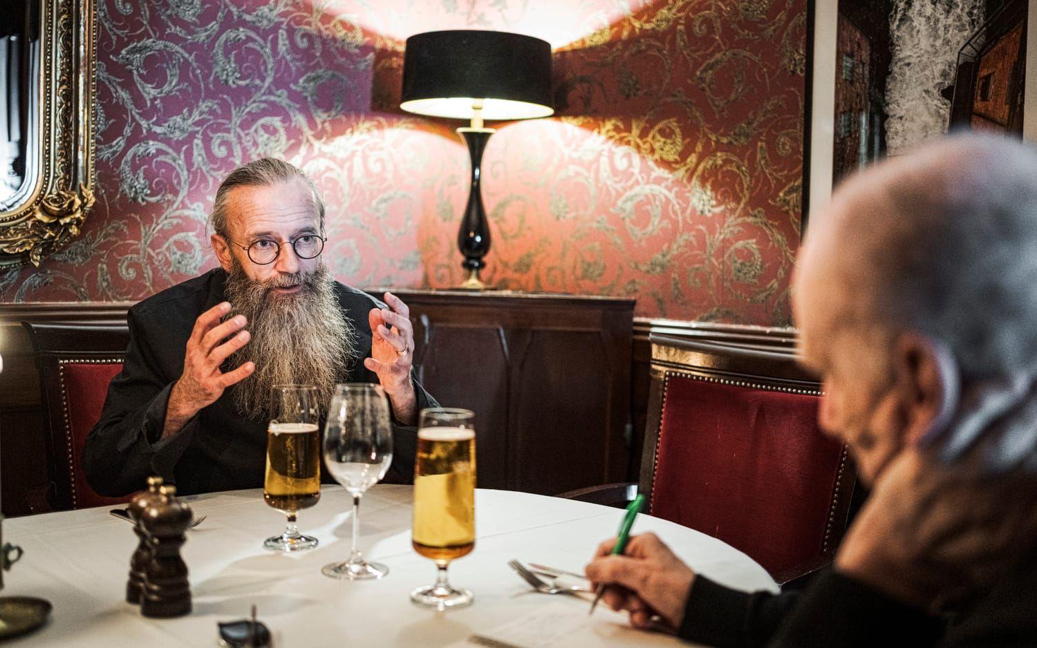 Sture Hegerfors möter Henrik Zetterberg över en lunch på Hotell Eggers.