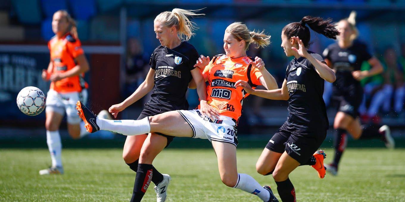 Mia Carlsson i Kristianstad hinner före de svartklädda Göteborg-spelarna Rebecka Blomqvist och Christen Press i en allsvensk match förra året. Nu möts lagen i cupfinalen om utomhussäsongens första titel i svensk fotboll.