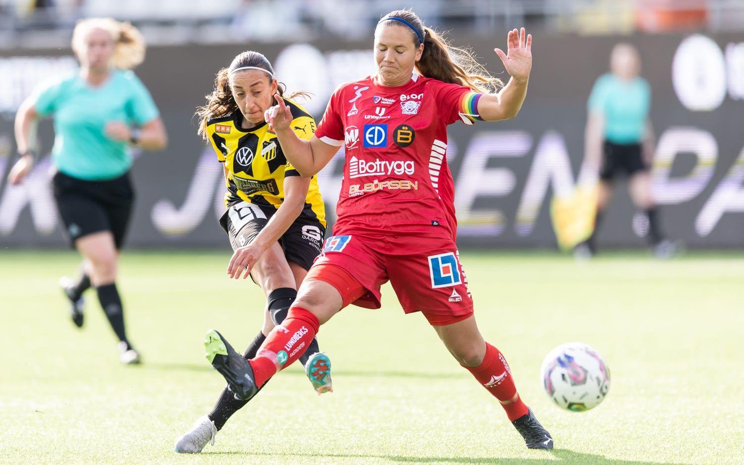 Rosa Kafaji i kamp med Linköpings Emma Lennartsson. 