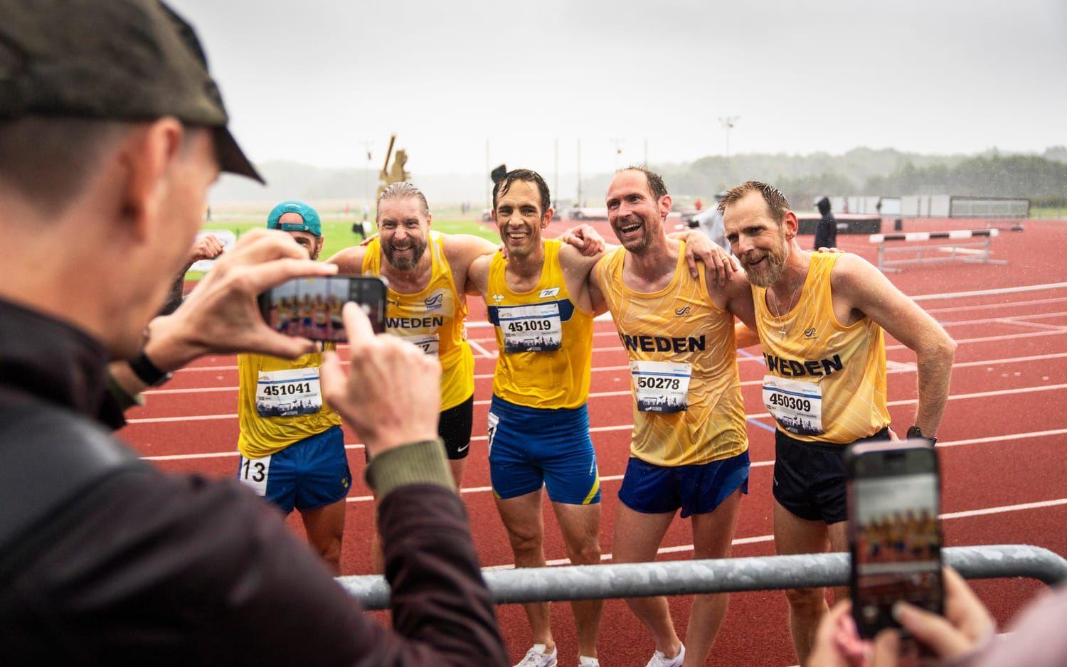 Svenskarna i loppet Joar Palm, Mikael Nyman, Rickard Göran Pell, Erik Roos och Jakob Forssmed tar en bild efter målgång.