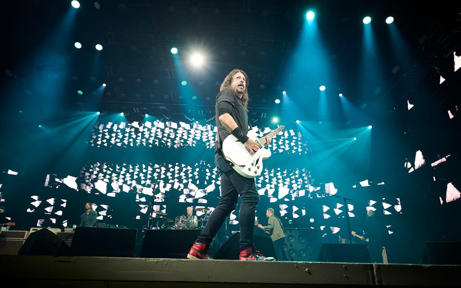 Foo Fighters är ett klyschigt band. På ett bra sätt. De kan helt utan ironi göra låtar som är som sådana broderade ordspråk ovanför kökssoffan. Och för det är de älskade, skriver Johan Lindqvist.