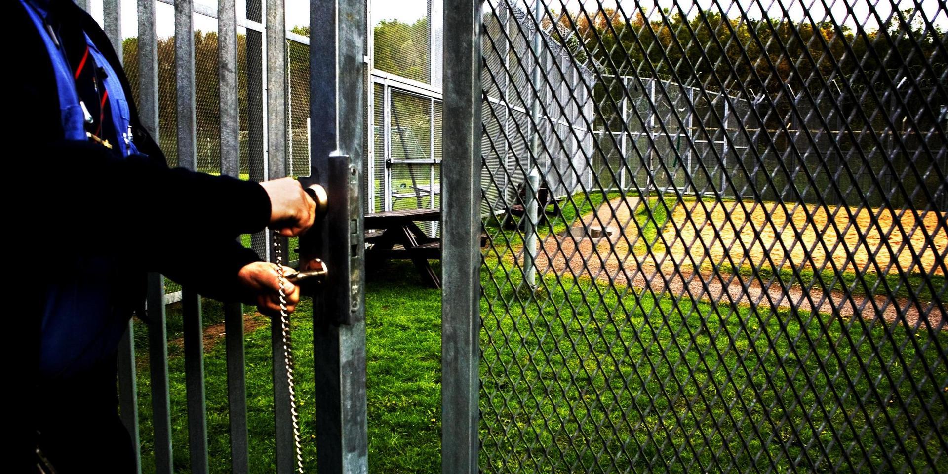 Innan midsommar kommer intagna på Högsboanstalten i Göteborg att få covornavaccinet som nu levererats. Men knappt 30 procent har visat intresse.