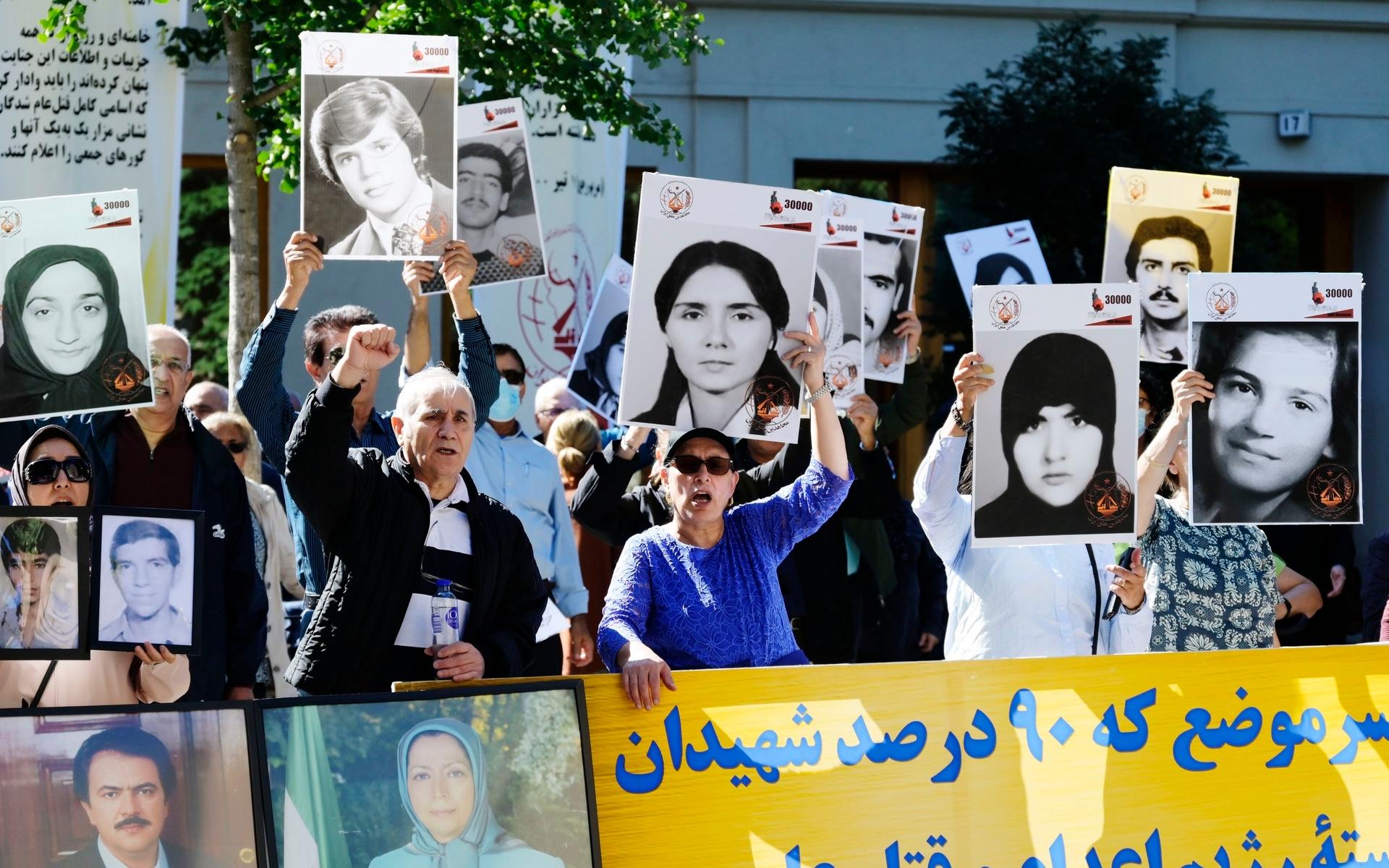 Manifestation vid Rådhuset i Stockholm i samband med rättegången mot den iranska medborgaren som står åtalad för massavrättningar i Iran på 1980-talet. .