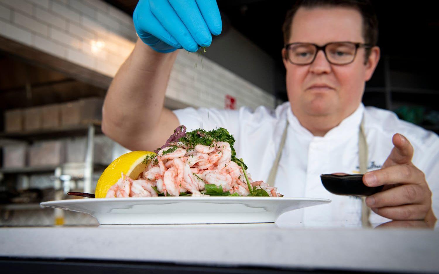 Fredrik Andersson, köksmästare och ansvarig för Gothia Towers restauranger, gör deras klassiska räkmacka.