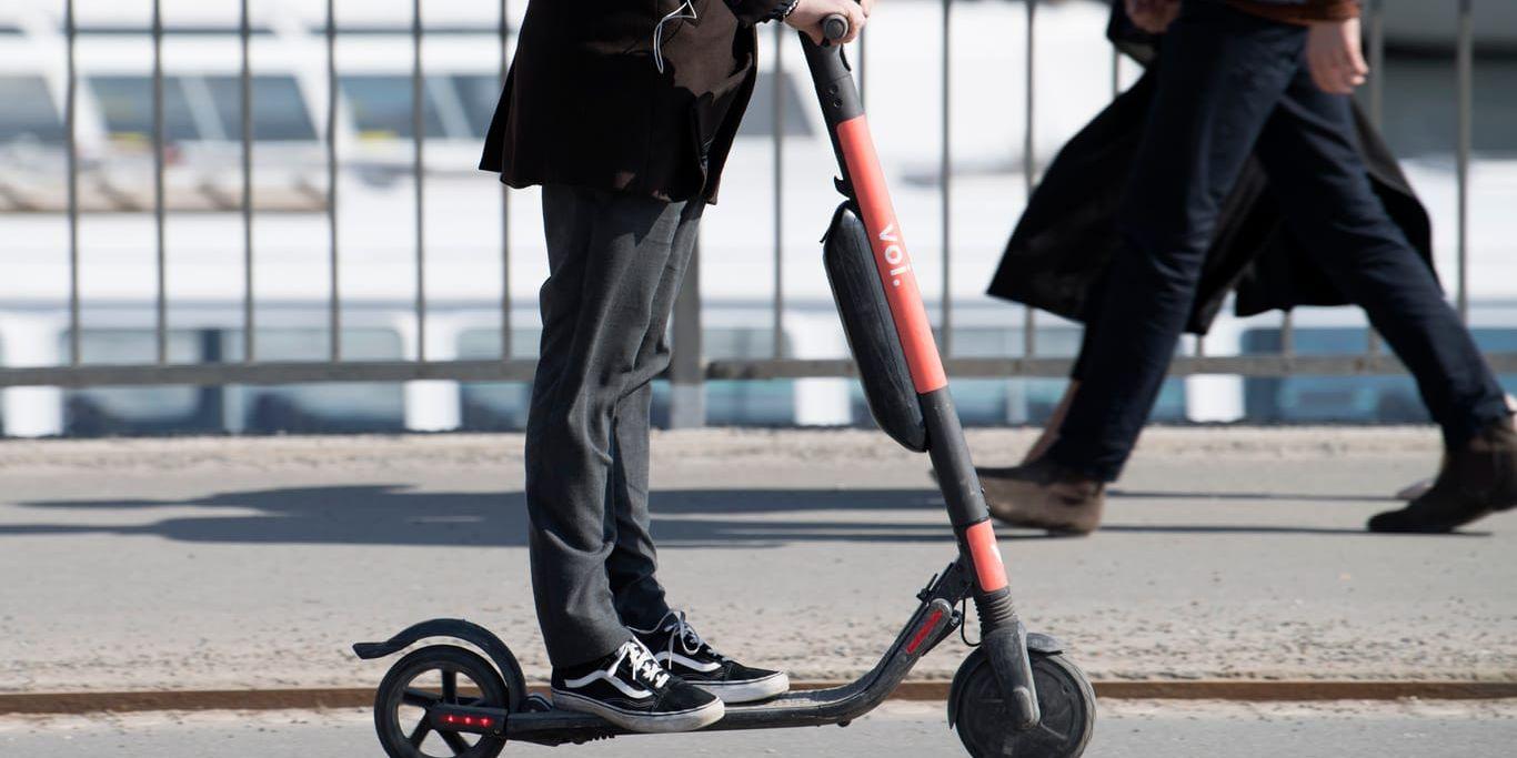 Voi ska begränsa hastigheten för sina elsparkcyklar på vissa gator. Arkivbild.