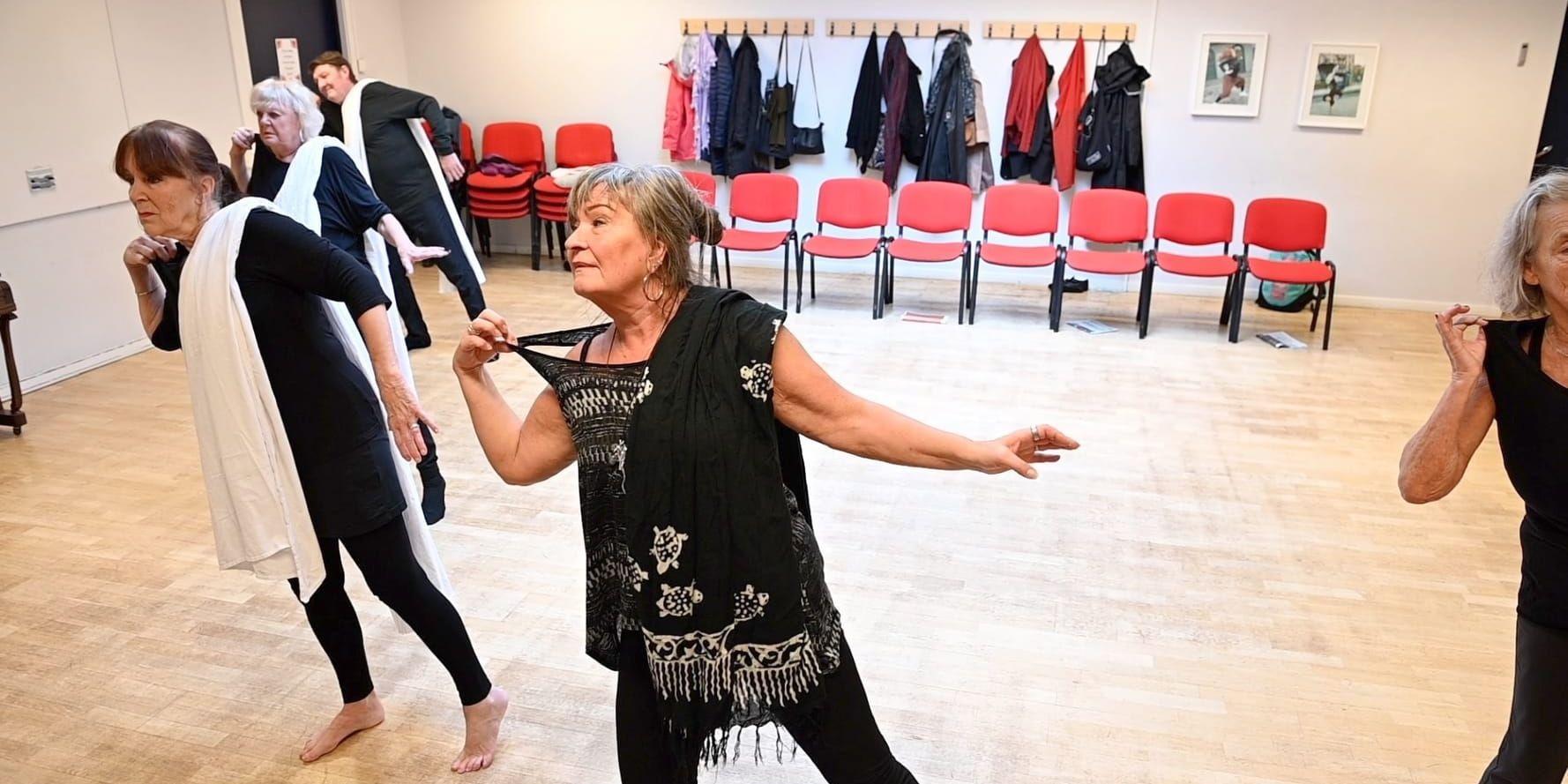 Koreografen Sonja Gube leder gruppen pensionerade skådespelare som varje tisdag träffas för att dansa. Här under genrepet för ”The show must go on”. Till vänster Margita Ahlin, bakom henne Irma Erixson och Kjell Delersjö. Till höger, på väg att dansa in framför kameran: Lena Nordberg.