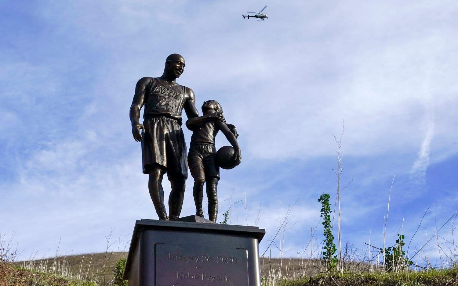 En staty föreställande Kobe Bryant och Gianna på olycksplatsen.