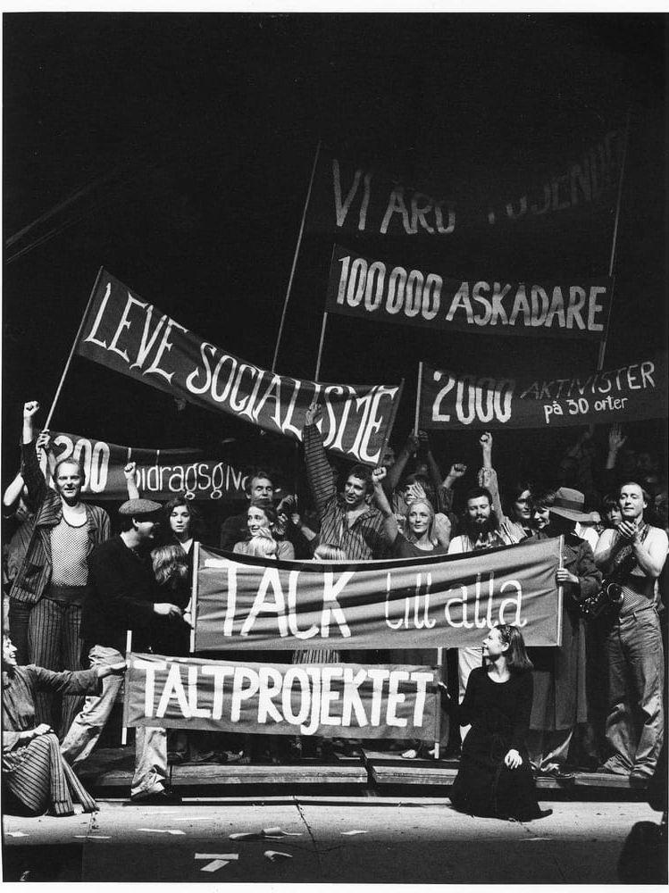 De svartvita fotografierna vittnar framför allt om den gemenskap och solidaritet som var en förutsättning för att Tältprojektet alls kunde bli av, skriver Linus Kuhlin om ”Tältboken” av Lars Jacob Jakobsson och Peter Wahlqvist. 