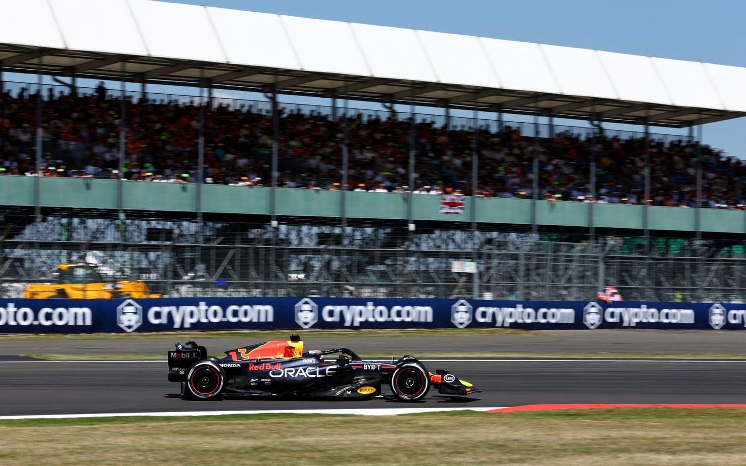 Max Verstappen har pole position när Storbritanniens grand prix avgörs på Silverstone.