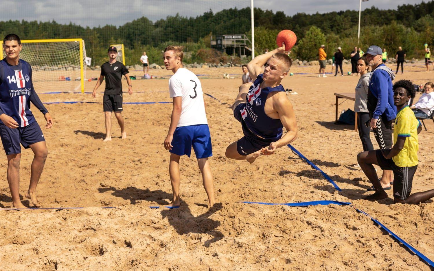 Göteborg beach handball club vann SM tidigare i sommar och nästan hela laget spelar även i Sveriges landslag. Här Victor Paldanius.