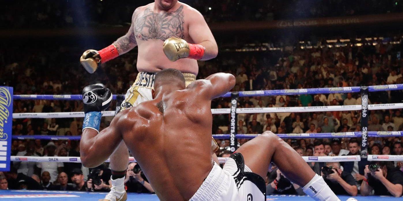 Andy Ruiz slår ner Anthony Joshua i tredje ronden.