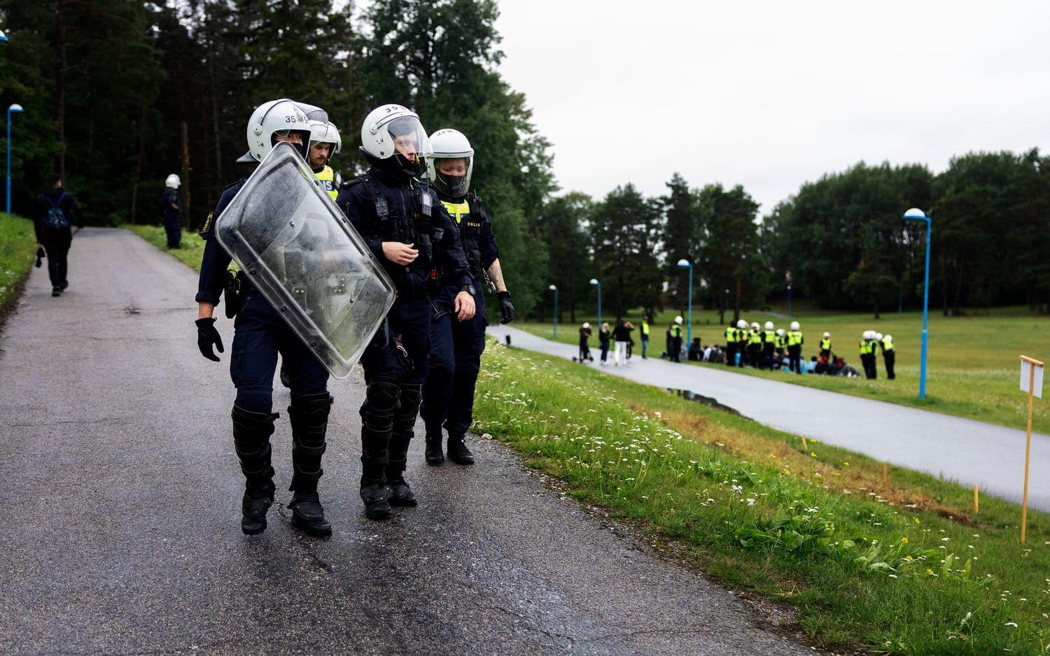 Kravallutrustad polis deltog i insatsen.