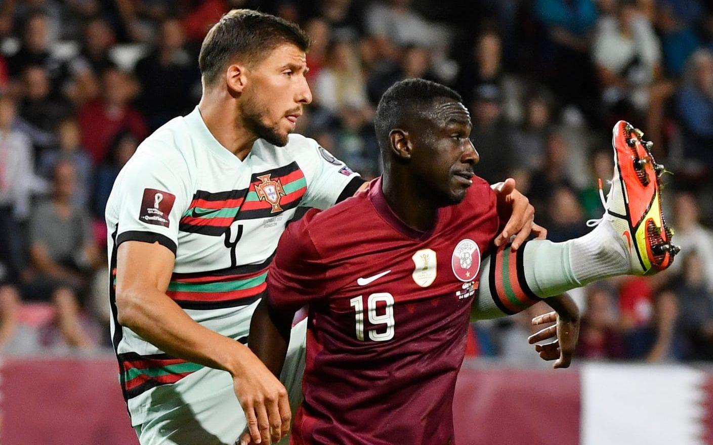 Portugals Ruben Dias i duell med Qatars Almoez Ali under en träningsmatch.