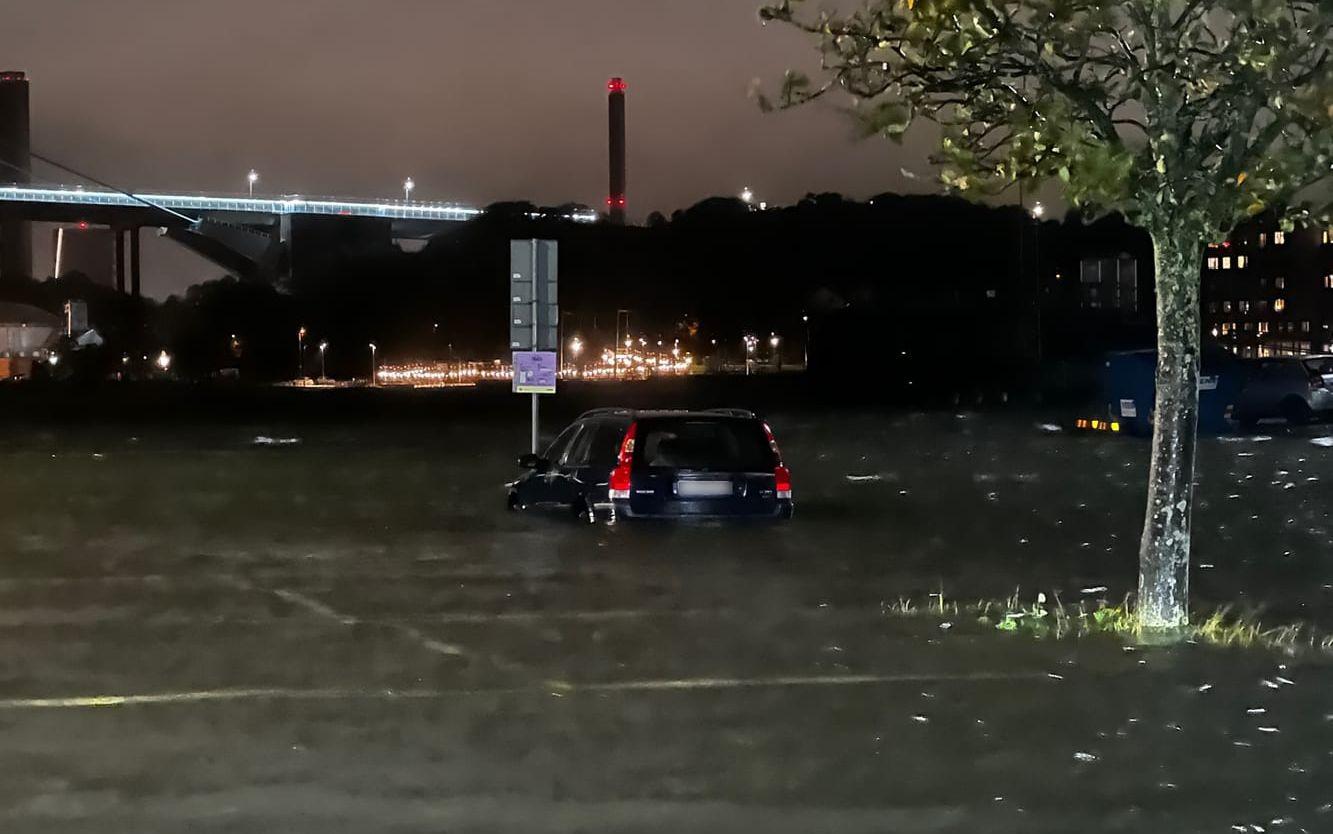 Vattnet stod högt på parkeringen under tisdagskvällen. 