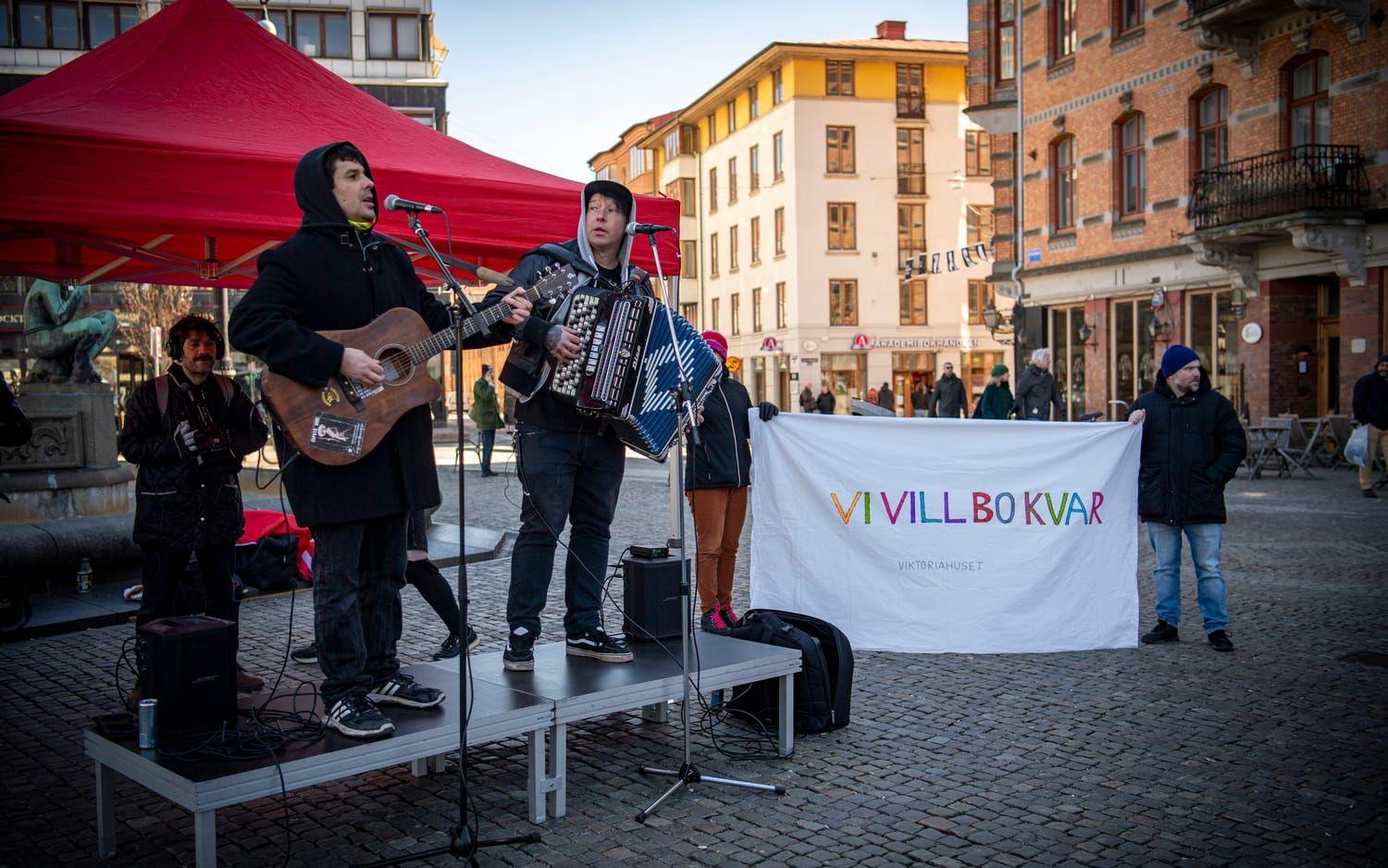 Bandet Kampen underhöll med kampsånger som ”Bella Ciao” i kylan under lördagens manifestation för Viktoriahuset och Hagabion. Duon består av Andreas Svensson på dragspel och Jonathan på gitarr.