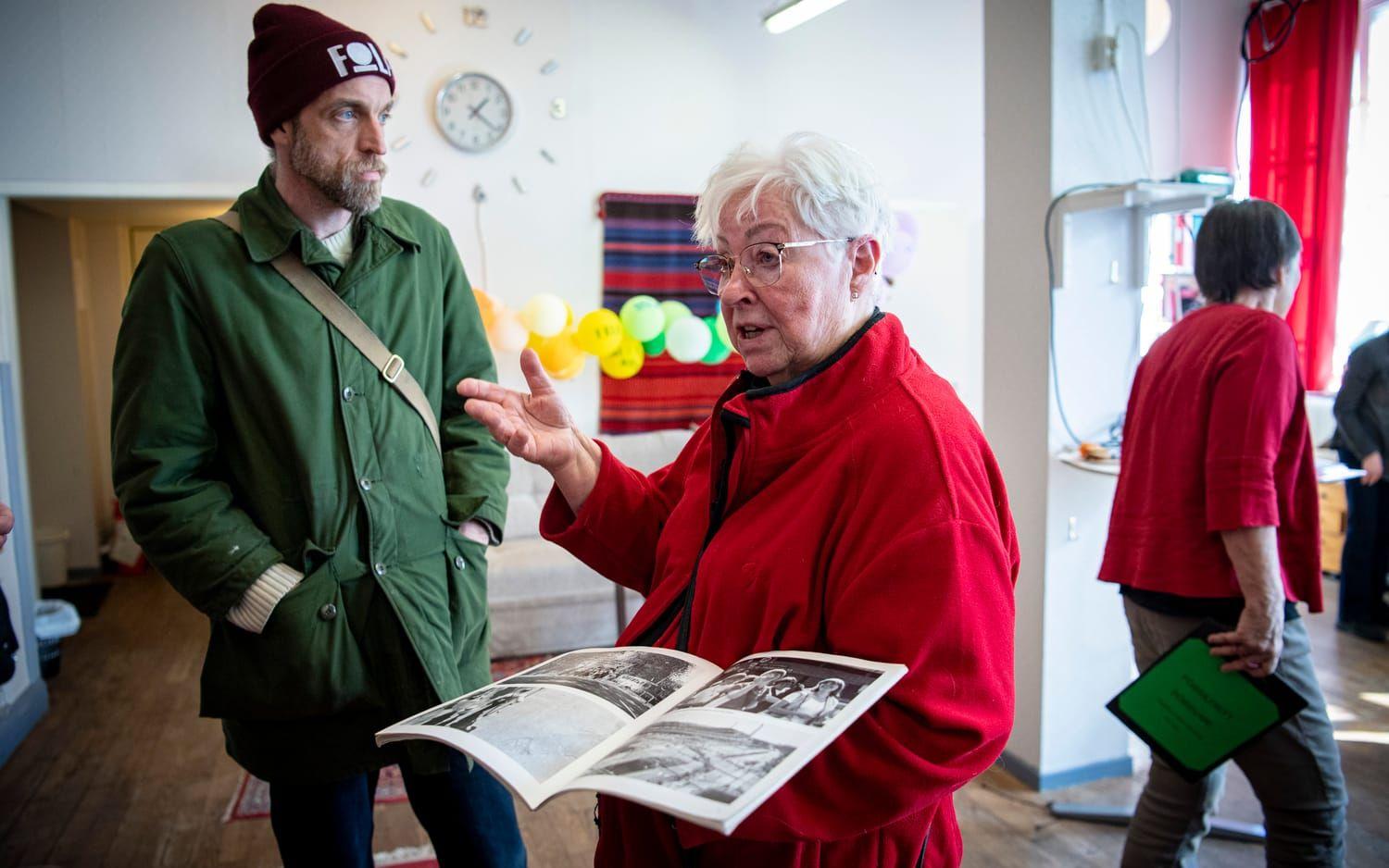 Jeanette Rigné från Internationella kvinnoförbundet för fred och frihet visar bilder från en stor demonstration som hölls mot kärnvapen i Göteborg. I bakgrunden Greenpeaces ordförande Gustav Martner.