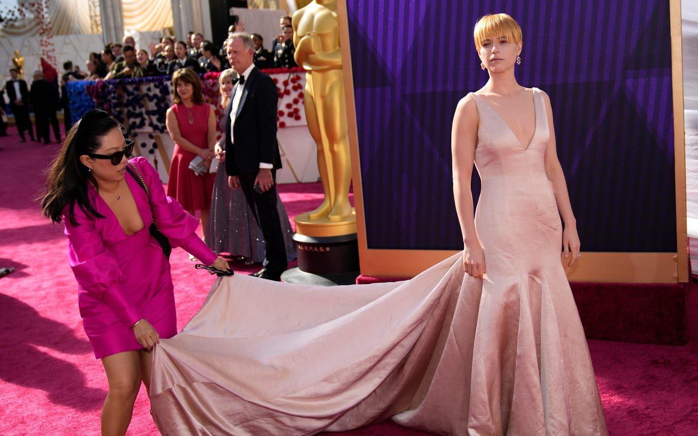 Jessie Buckley fick hjälp med sitt släp för att ta sig in på Dolby theatre för söndagskvällens Oscarsgala. 