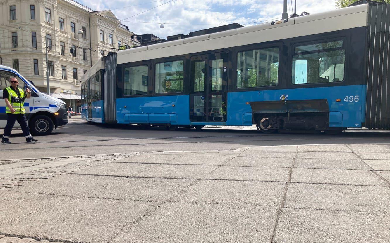 Vid lunch spårade en spårvagn ur och körde upp på Valands hållplats. Stoppet varade i cirka två timmar. 