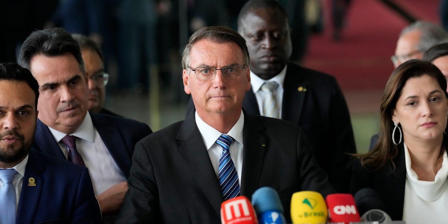 Jair Bolsonaro dagen efter valet. Nu ifrågasätter han resultatet. 