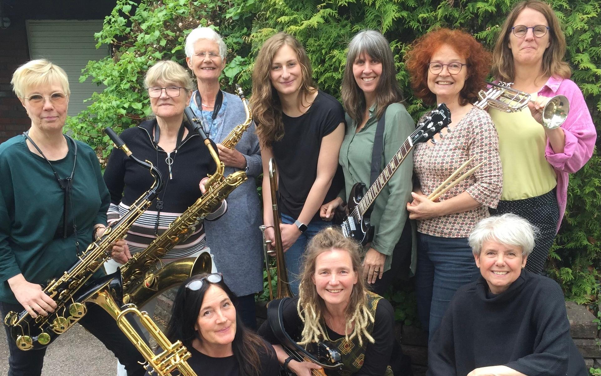 Kurt Olssons Damorkester återuppstår på Ullevi i sommar. Här syns nästan hela orkestern på sin första repetition på tio år: Elisabeth Engdahl, tenorsax/kapellmästare, Vanja Holm, trummor, Helena Östblom Berg, slagverk, Sara Edvardson Ehrnborg, bas, Barbro Lindkvist, gitarr, Cecilia Wennerström, barytonsax, Helena Kaij, altsax/klarinett, Malin Silbo, trumpet, Mia Samuelsson, trumpet, och Ella Wennerberg, trombon. Med på scen kommer även Anki Rahlskog, triangel, att vara.