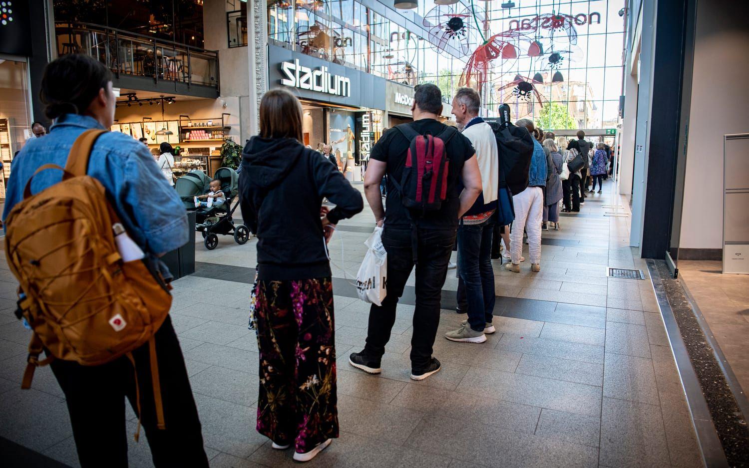 Kön utanför Akademibokhandeln ringlade sig lång, och totalt var det runt 150 personer som fick en bok signerad av Patti Smith.