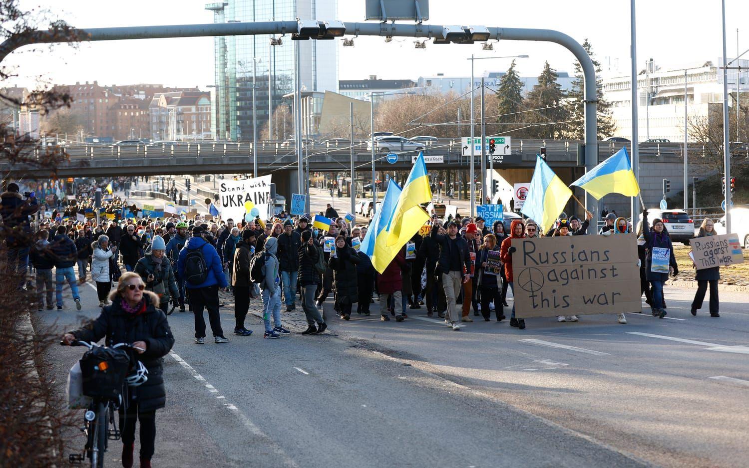 Hundratals demonstranter på väg till ryska konsulatet i Göteborg.