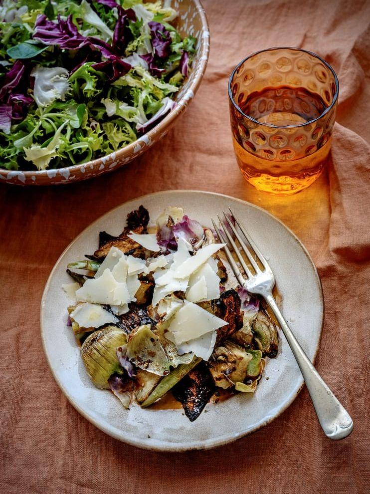 Vårsallad med kronärtskocka och parmesan.