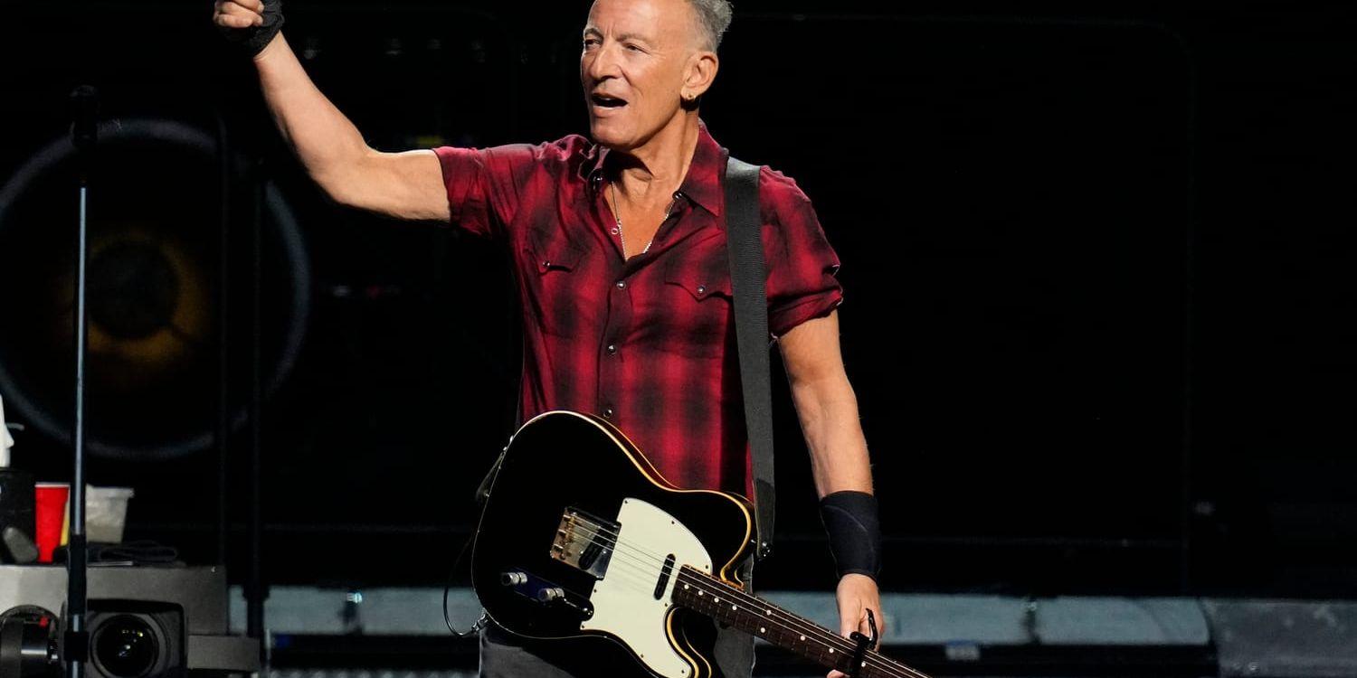 Bruce Springsteen tvingades ställa in ett flertal konserter under den pågående turnén på sin läkares inrådan. Men New Jerseys främste motorvägskrönikör är på fötterna igen, och redo att veva i gång sha-la-la-körerna i Solna. Arkivbild.